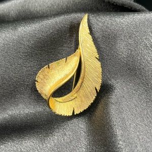 Vintage Sarah Coventry 1968 Feather-Brite Gold Tone Brooch